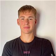 Studente universitario di statistica impartisce lezioni di matematica per studenti della scuola superiore